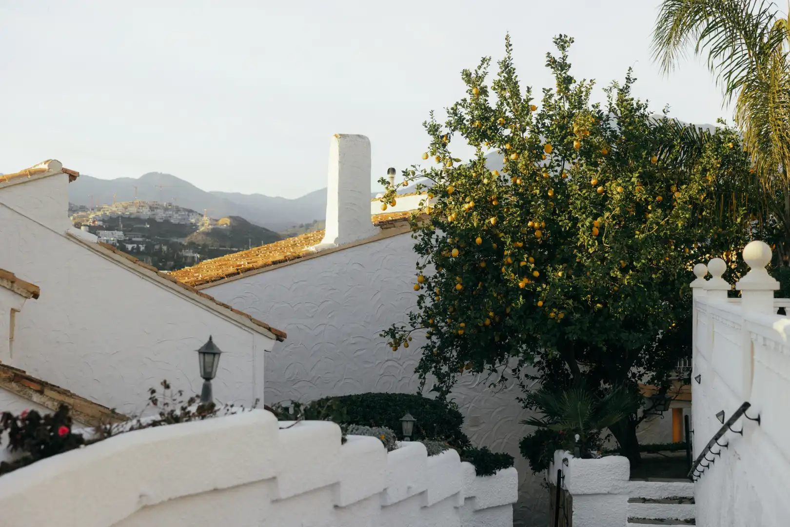 Vista exterior de Casa adosada en venda en Estepona amb Aire condicionat, Jardí privat i Terrassa