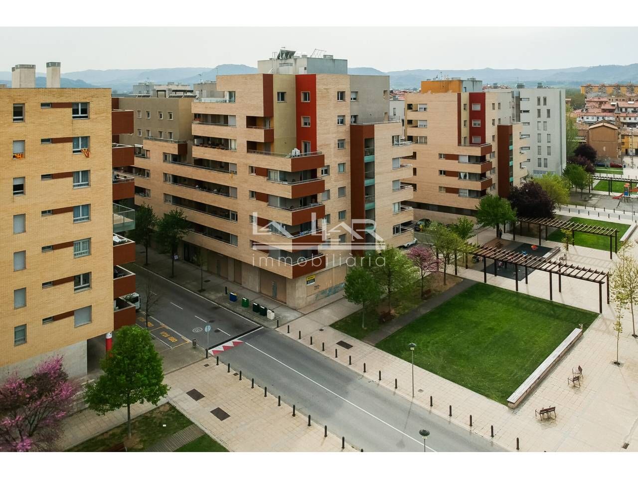 Vista exterior de Pis en venda en Vic amb Calefacció, Parquet i Terrassa