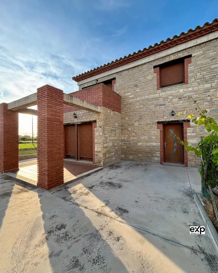 Vista exterior de Casa o xalet en venda en Deltebre amb Calefacció, Terrassa i Balcó