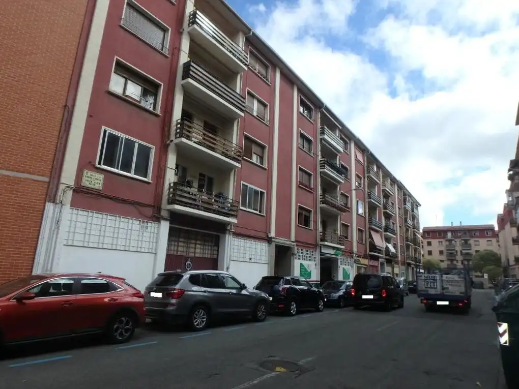 Außenansicht von Wohnung zum Verkauf in  Pamplona / Iruña mit Heizung und Terrasse