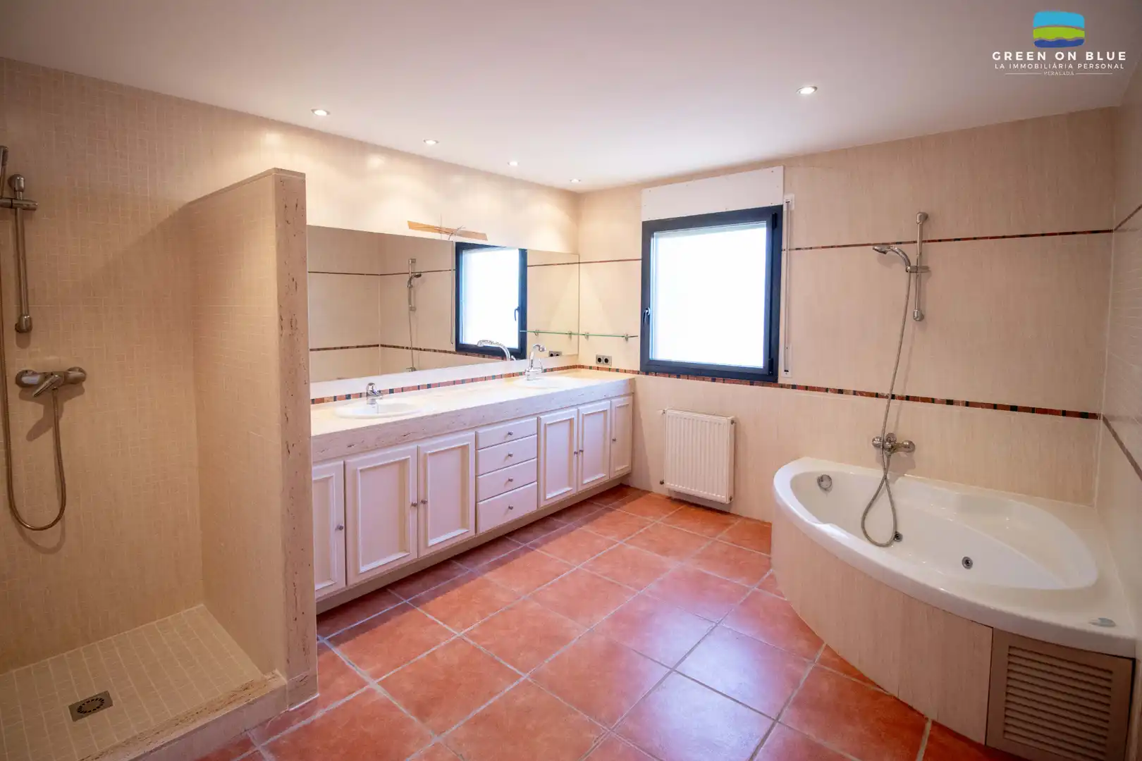 Baño de Casa o chalet en venta en Peralada con Aire acondicionado, Calefacción y Jardín privado