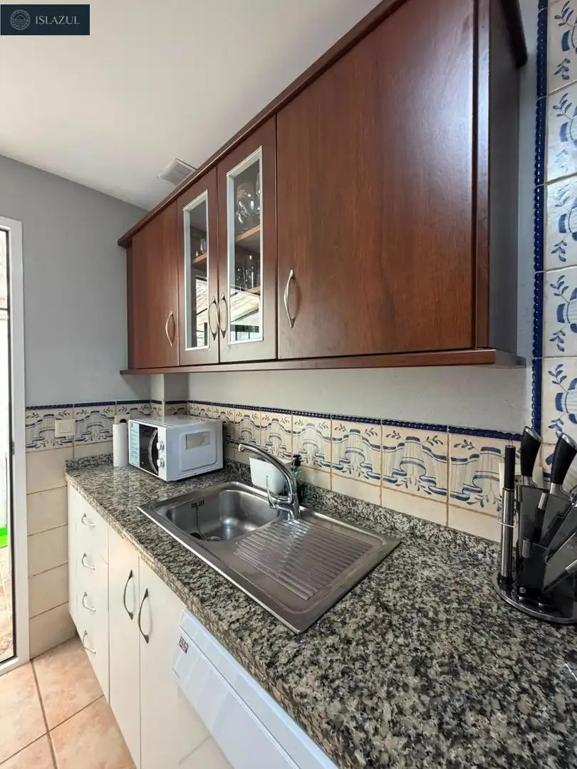 Küche von Einfamilien-Reihenhaus zum Verkauf in Islantilla mit Privatgarten, Terrasse und Abstellraum