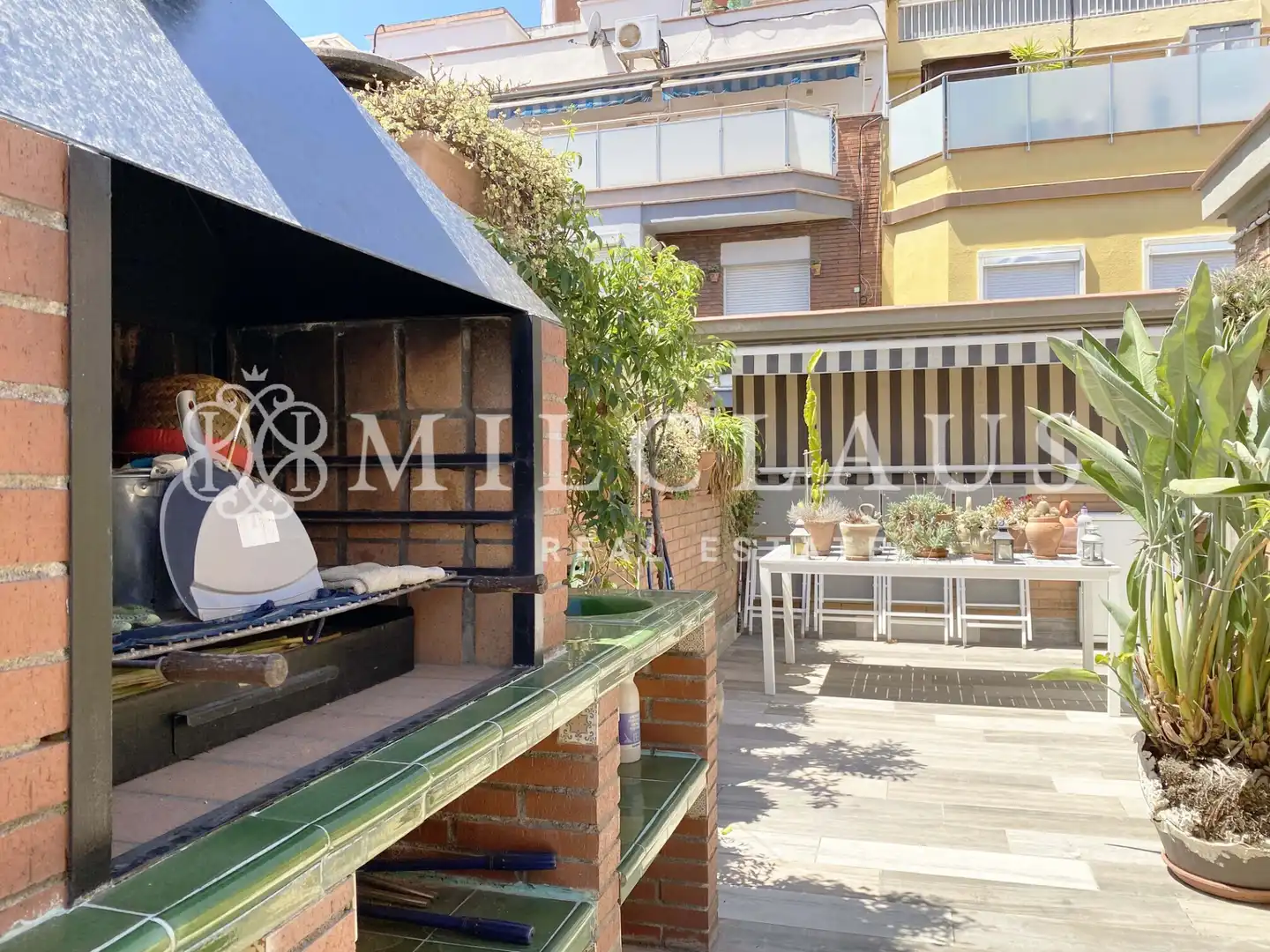 Terrasse von Einfamilien-Reihenhaus zum Verkauf in L'Hospitalet de Llobregat mit Klimaanlage, Heizung und Parkett