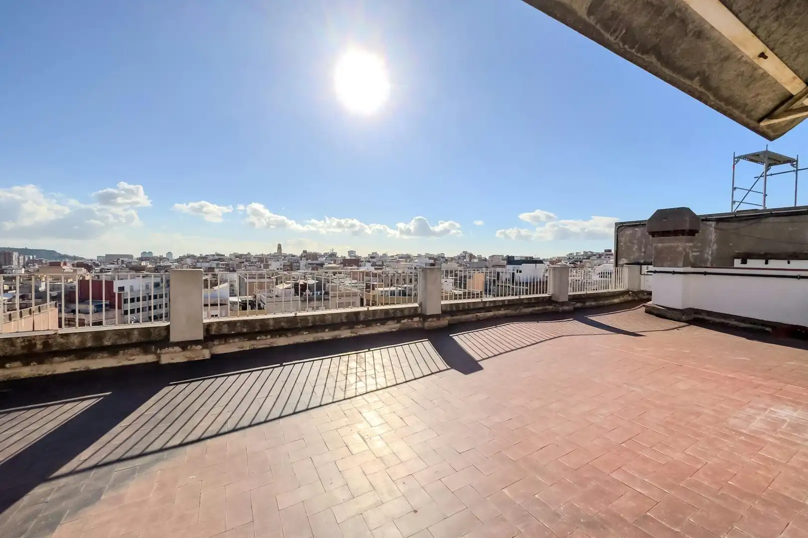 Terraza de Piso para compartir en L'Hospitalet de Llobregat con Lavadora