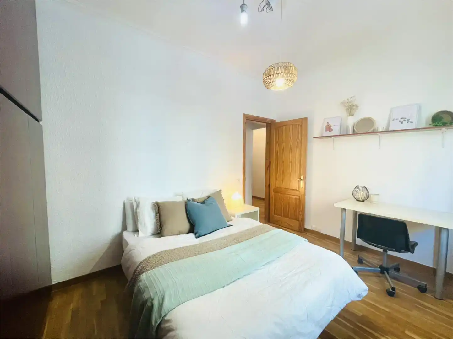 Bedroom of Flat for share in Gràcia