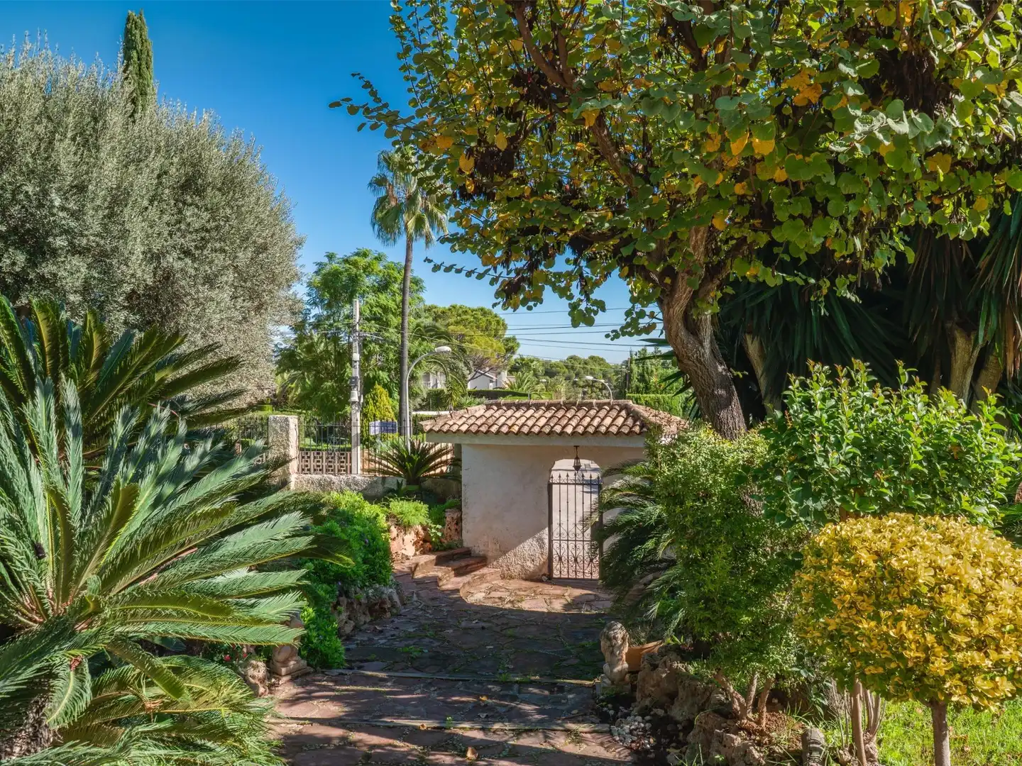 Garten von Einfamilien-Reihenhaus zum Verkauf in Chiva mit Klimaanlage, Terrasse und Abstellraum