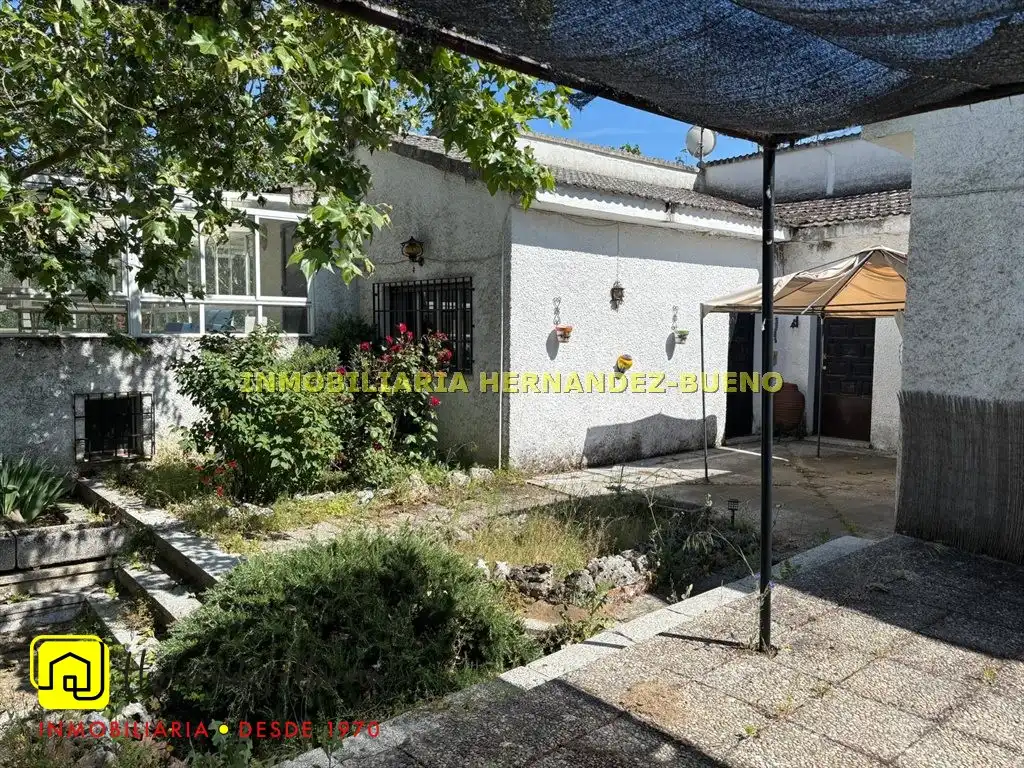 Vista exterior de Casa o xalet en venda en Alba de Tormes amb Jardí privat i Piscina