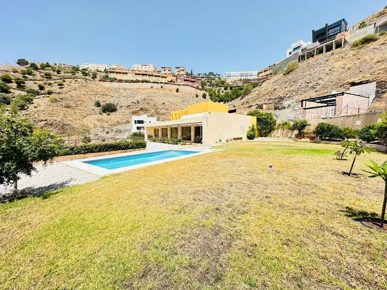 Vista exterior de Casa o xalet en venda en Torrox amb Aire condicionat, Jardí privat i Terrassa