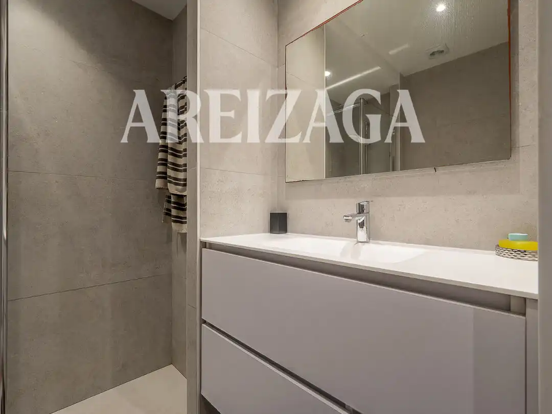 Baño de Piso en venta en Donostia - San Sebastián  con Calefacción y Balcón