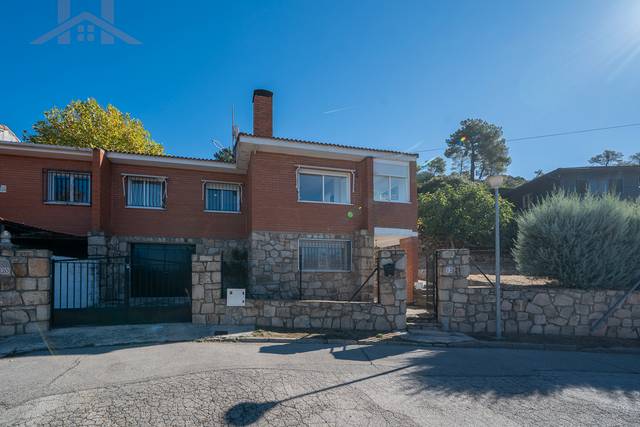 Casa adosada en Venta en Calle Isaac Albéniz en Robledo de Chavela