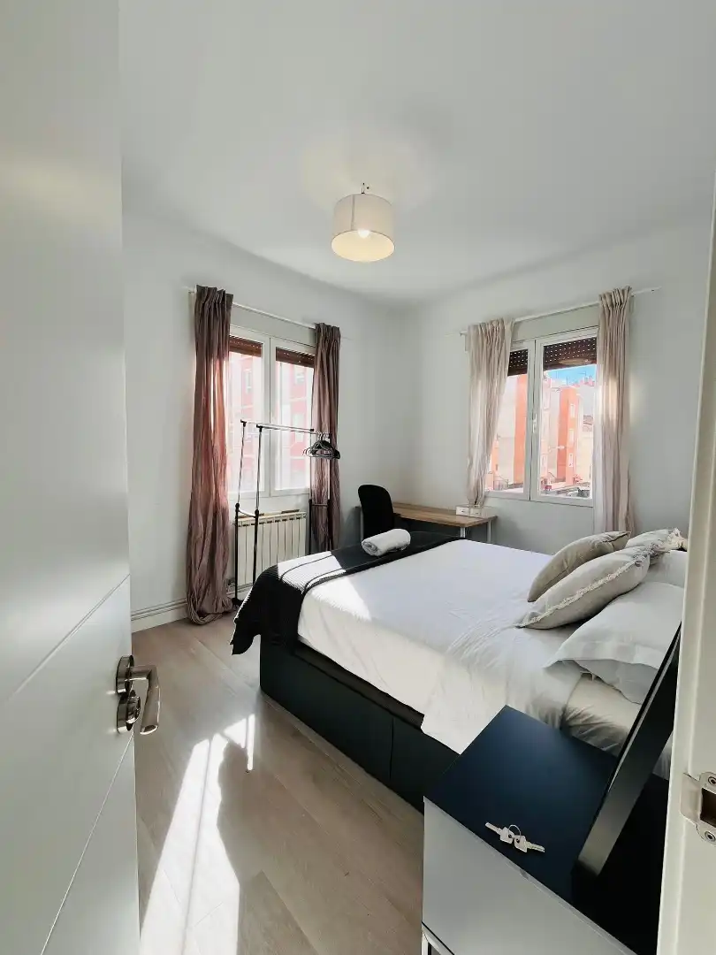 Schlafzimmer von Wohnung zur untervermieten in Madrid mit Klimaanlage, Heizung und Möbliert