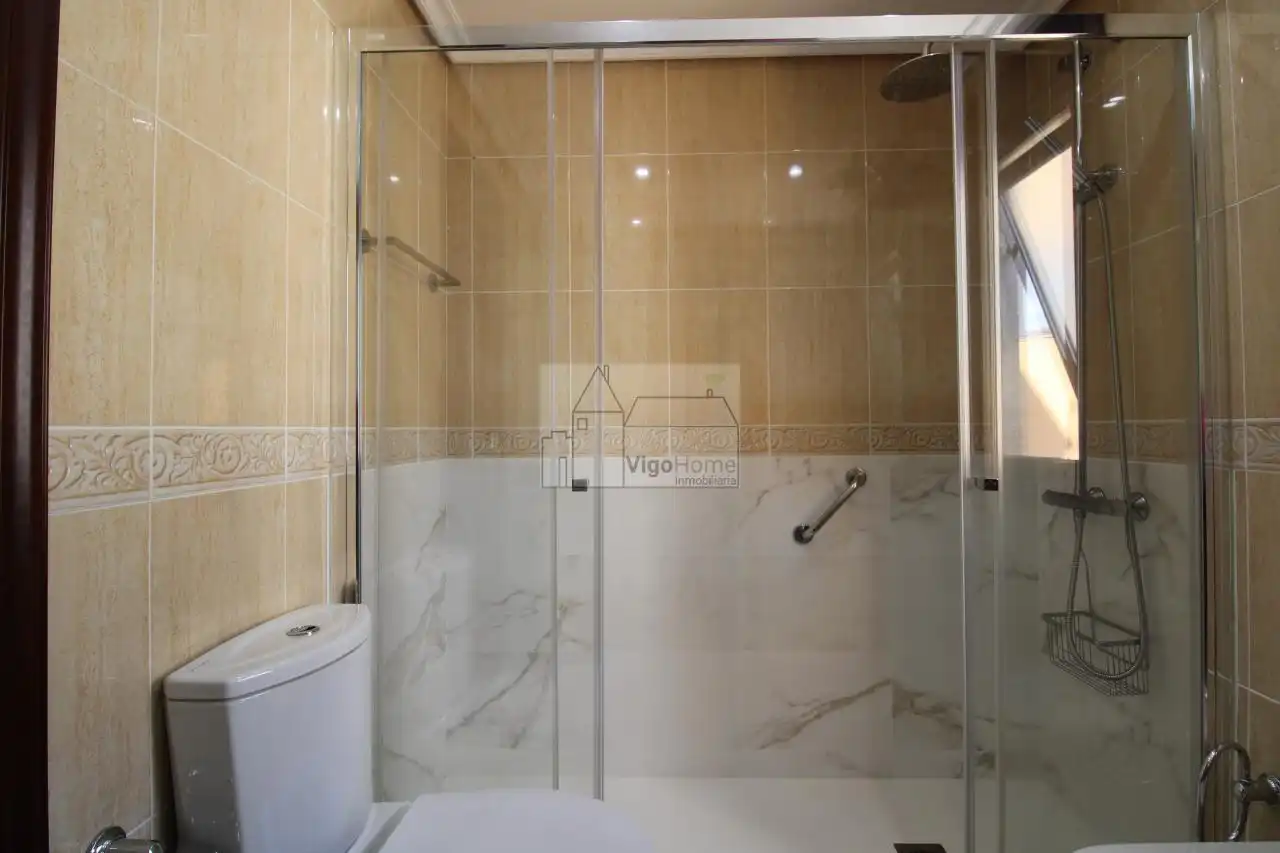 Bathroom of Flat for rent in Vigo   with Heating, Storage room and Furnished