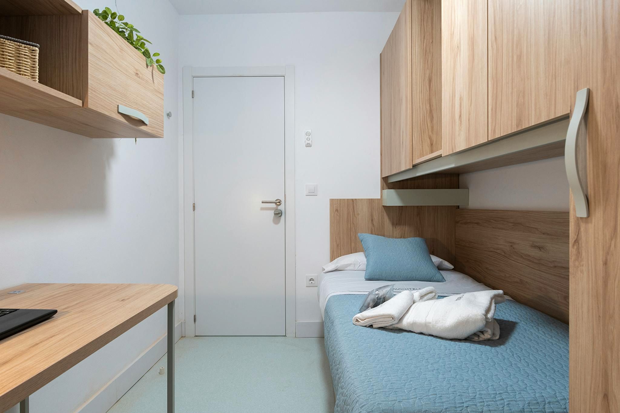 Bedroom of Flat to share in  Valencia Capital  with Washing machine and Internet