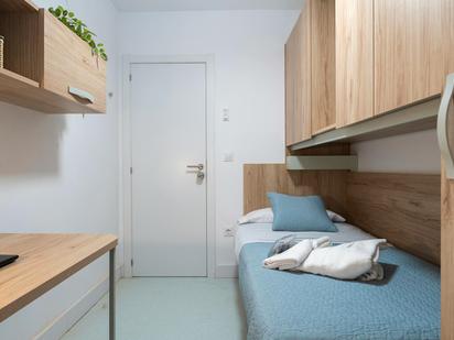 Bedroom of Flat to share in  Valencia Capital  with Washing machine and Internet