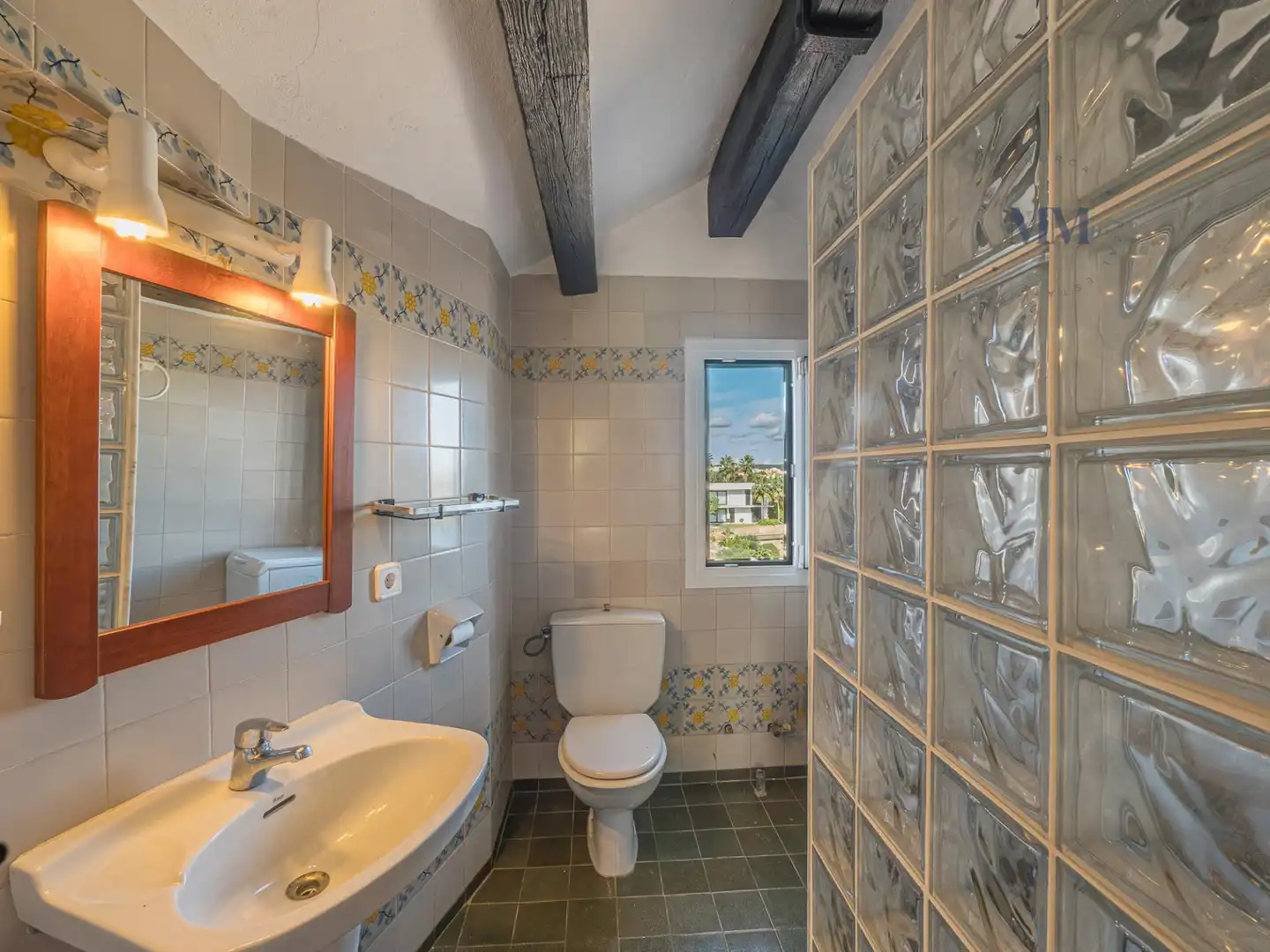 Badezimmer von Maisonette zum Verkauf in Es Castell mit Klimaanlage, Terrasse und Balkon