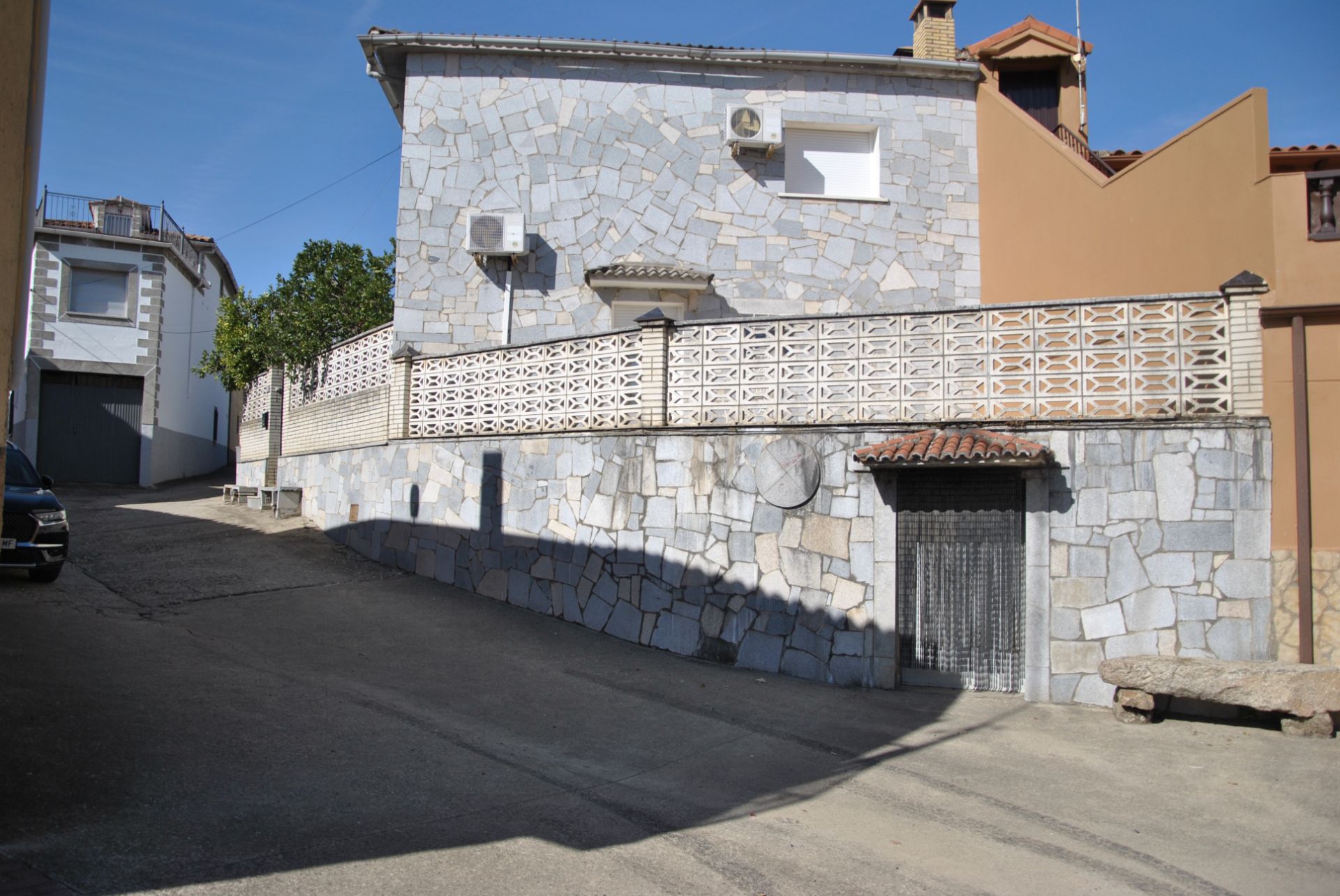 Vista exterior de Casa o xalet en venda en Pozuelo de Zarzón amb Aire condicionat, Calefacció i Jardí privat