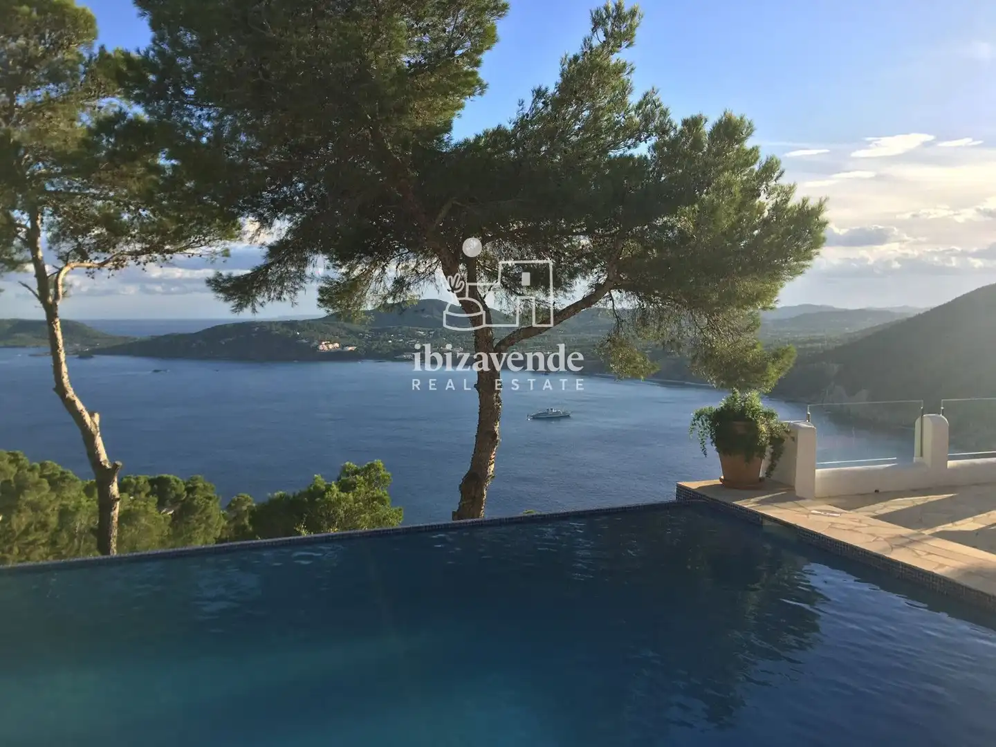 Vista exterior de Casa o xalet de lloguer en Sant Joan de Labritja amb Aire condicionat, Calefacció i Piscina