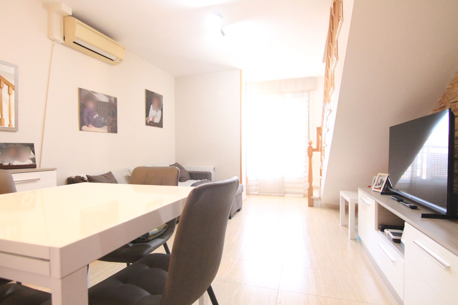 Sala de estar de Dúplex en venta en Olesa de Montserrat con Aire acondicionado, Calefacción y Terraza