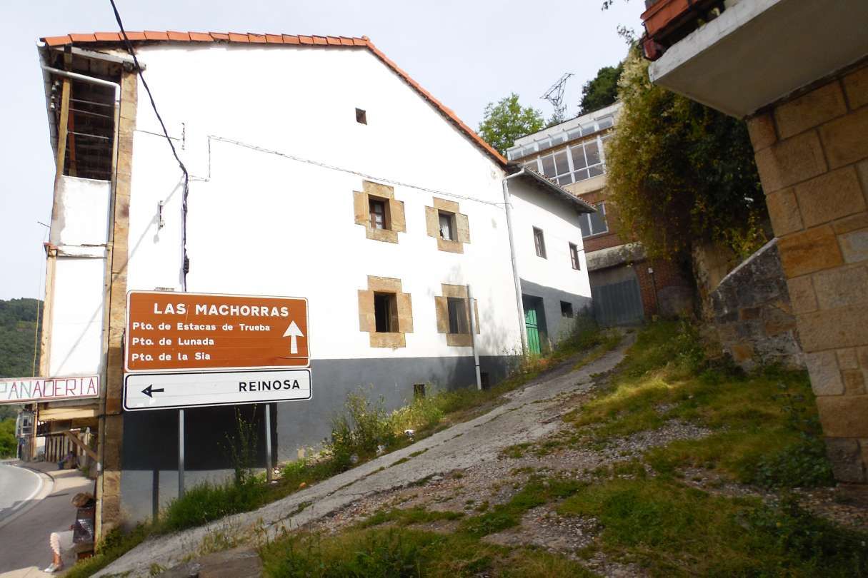 Vista exterior de Casa o xalet en venda en Espinosa de los Monteros amb Jardí privat i Moblat