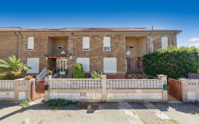 Casa adosada en Venta en Urbanizacion Vera del Río en Villasabariego