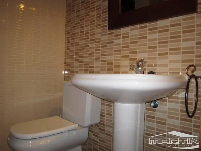 Baño de Piso de alquiler en Lucena con Aire acondicionado, Terraza y Trastero