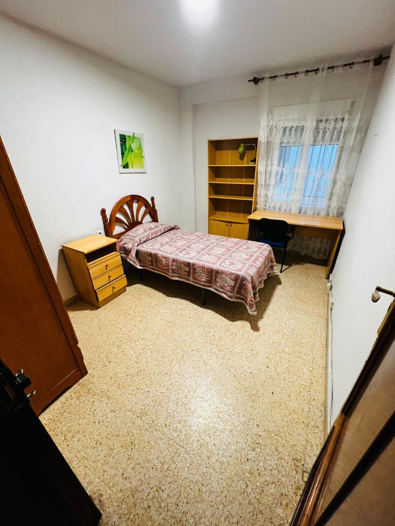 Dormitori de Pis de lloguer en  Granada Capital amb Aire condicionat, Moblat i Forn