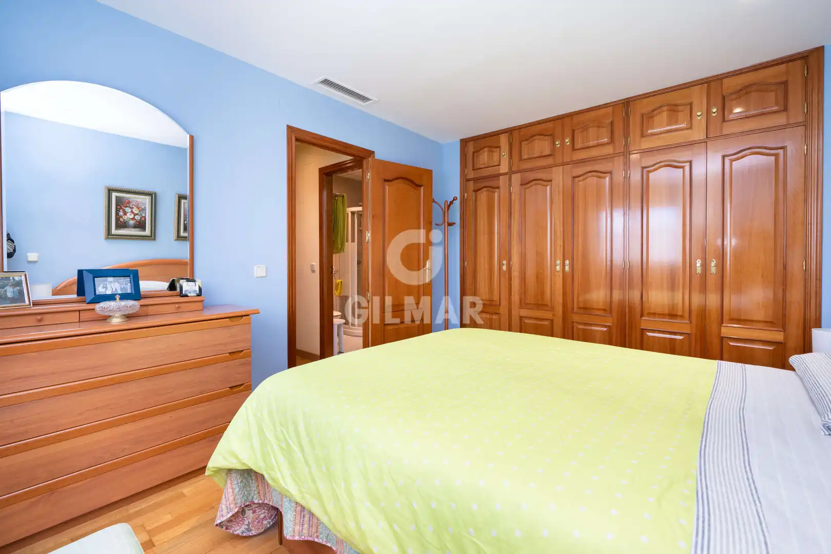 Habitación de Casa adosada en venta en Madrid con Calefacción, Jardín privado y Amueblado