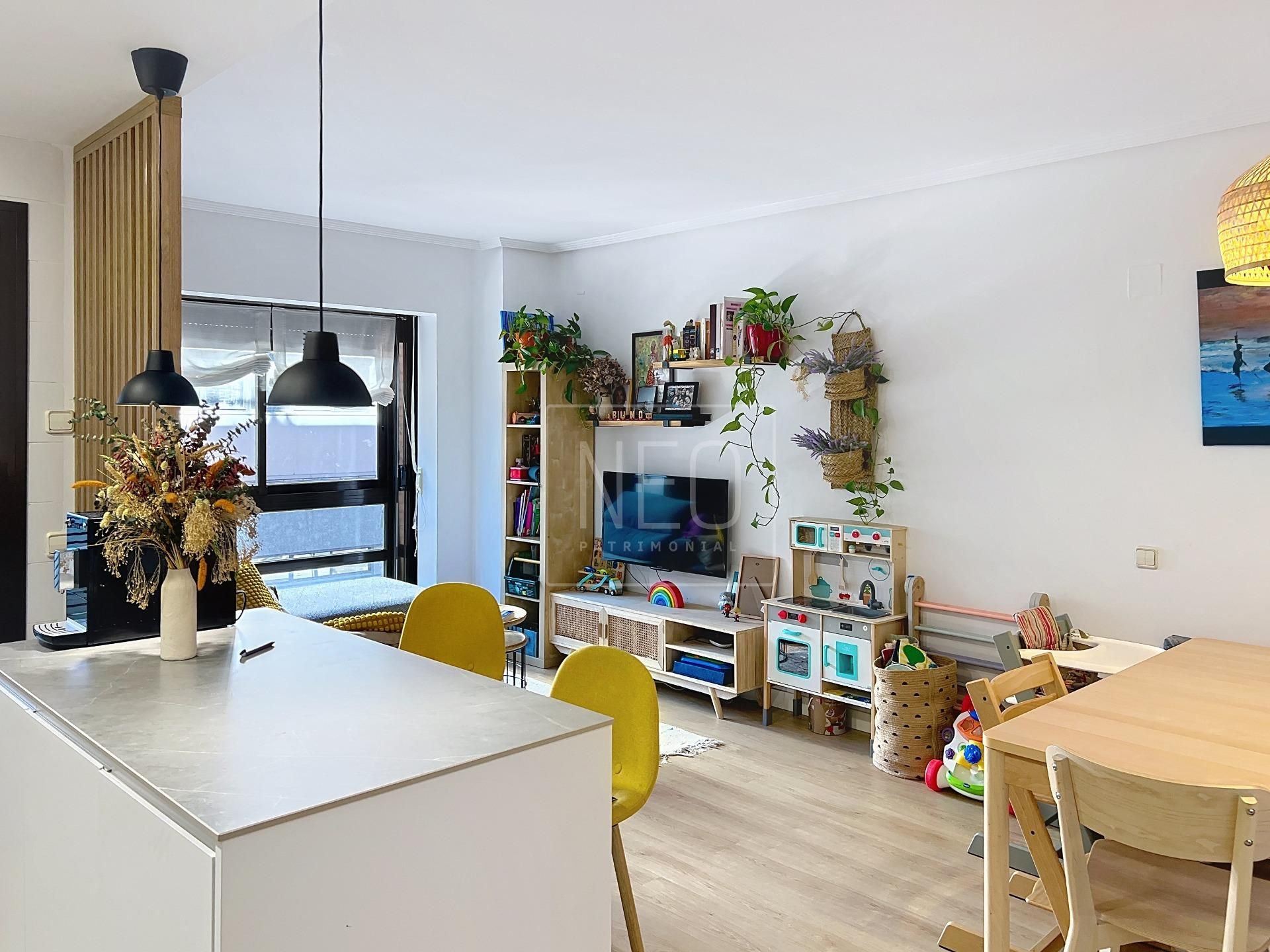 Sala d'estar de Pis en venda en  Madrid Capital amb Aire condicionat, Calefacció i Jardí privat