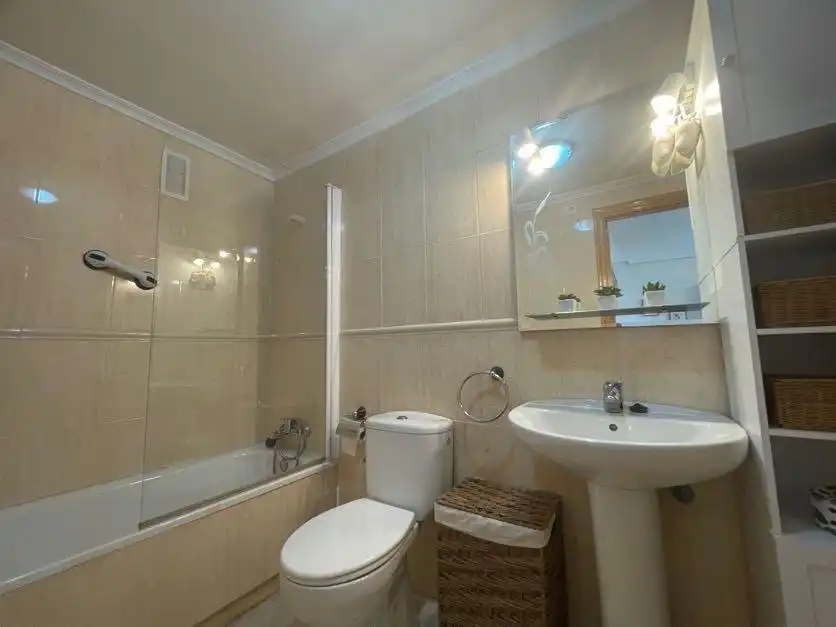 Bany de Apartament en venda en Torrevieja amb Aire condicionat, Terrassa i Moblat