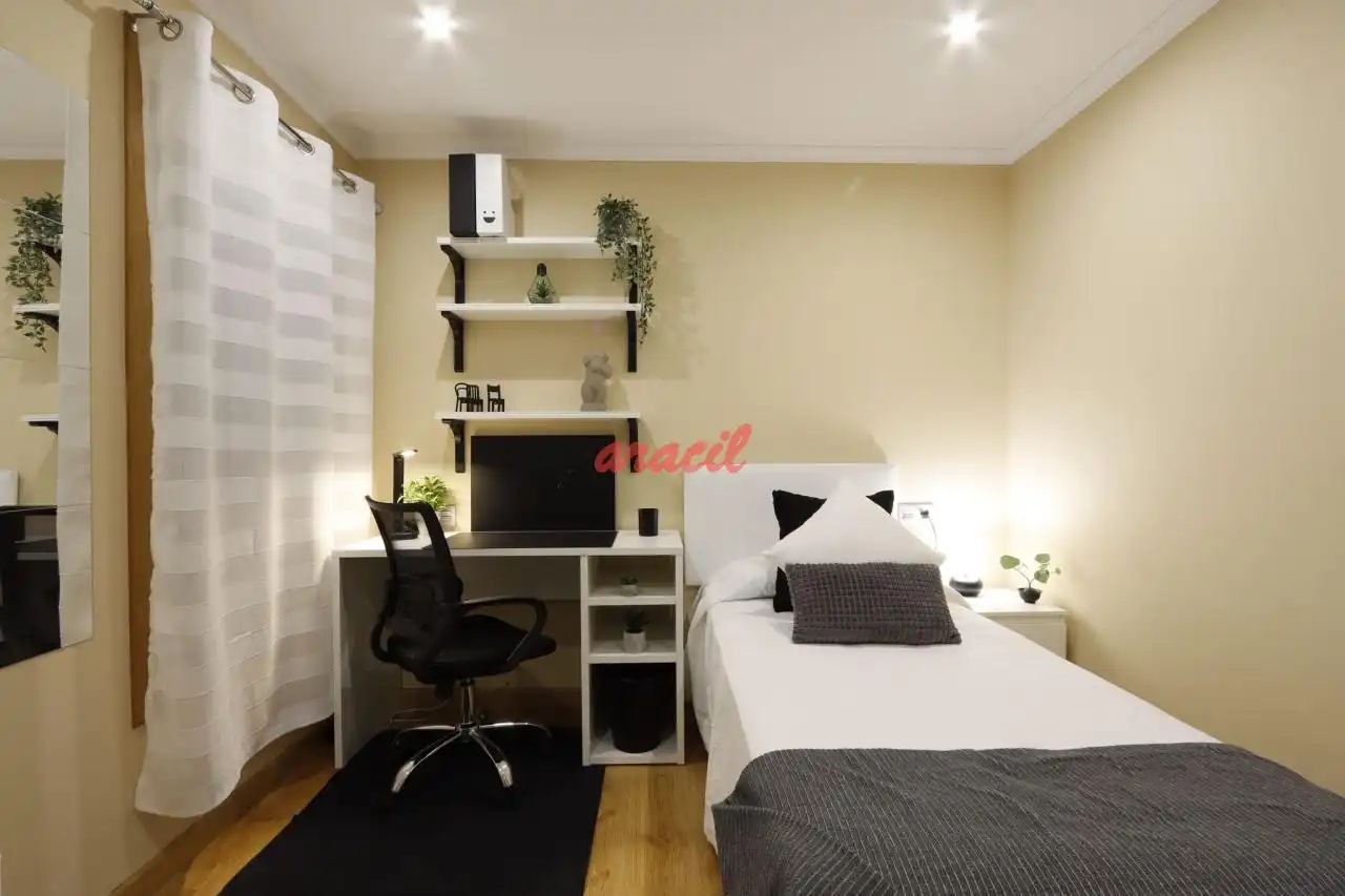 Habitación de Piso en venta en Ourense Capital  con Calefacción, Trastero y Amueblado