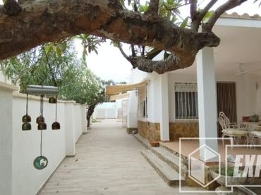 Detached house with pool to rent in Riba-roja de Túria