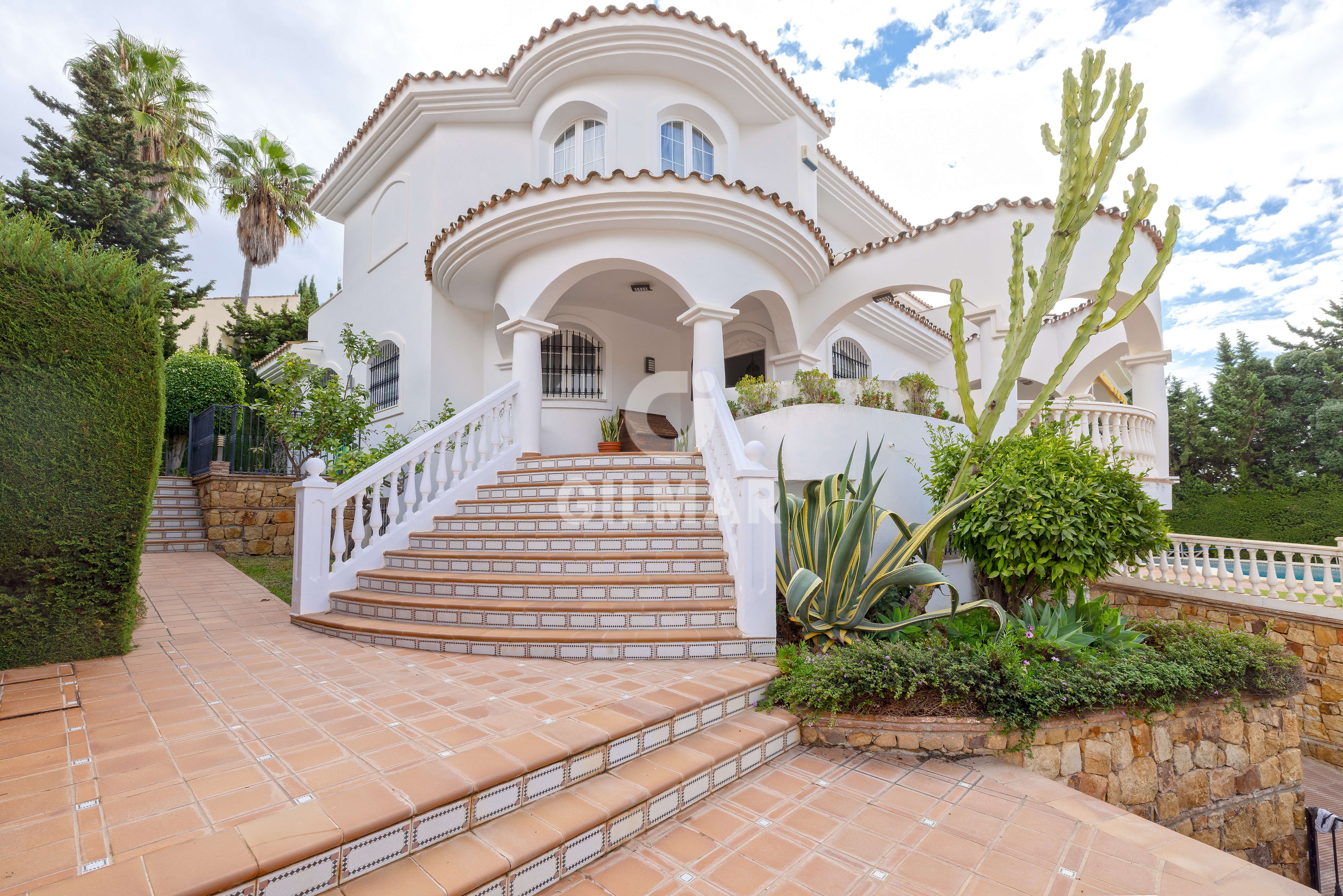 Vista exterior de Casa o xalet en venda en Benalmádena amb Calefacció, Jardí privat i Piscina