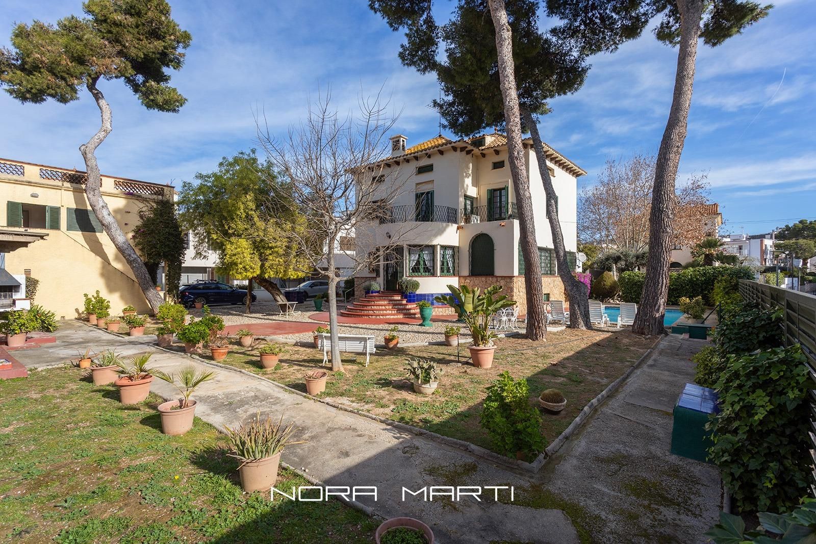 Vista exterior de Finca rústica en venda en Sitges amb Aire condicionat, Calefacció i Jardí privat