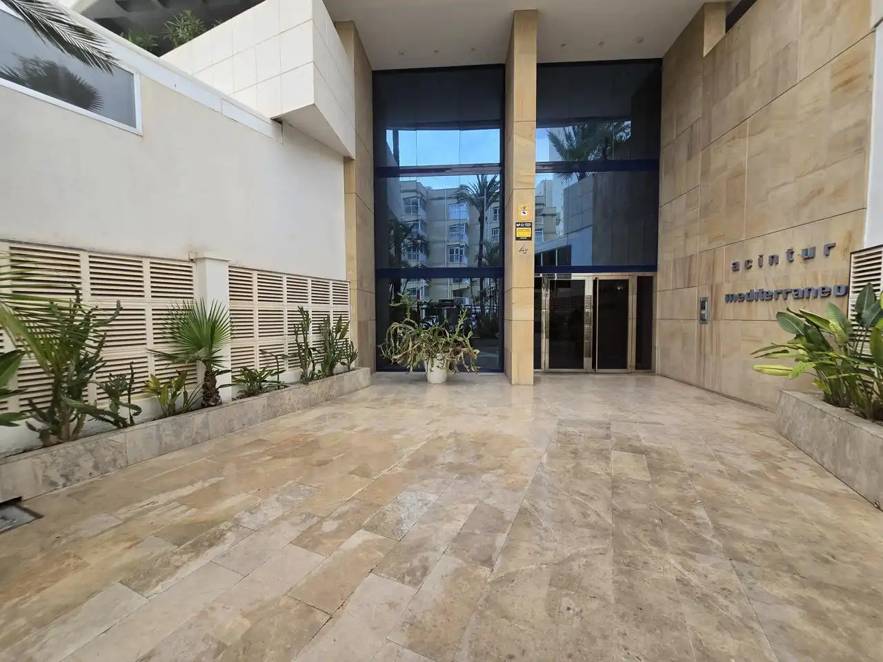 Vista exterior de Piso en venta en Benidorm con Aire acondicionado, Terraza y Piscina