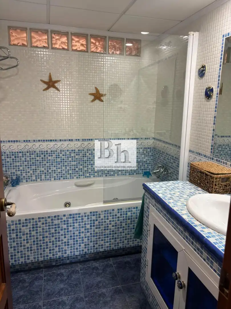 Badezimmer von Wohnung zum Verkauf in Málaga mit Klimaanlage, Privatgarten und Parkett