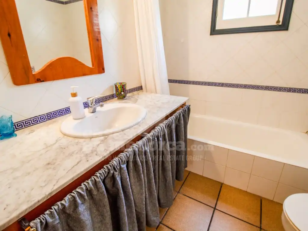 Baño de Finca rústica en venta en Es Castell con Aire acondicionado, Terraza y Piscina