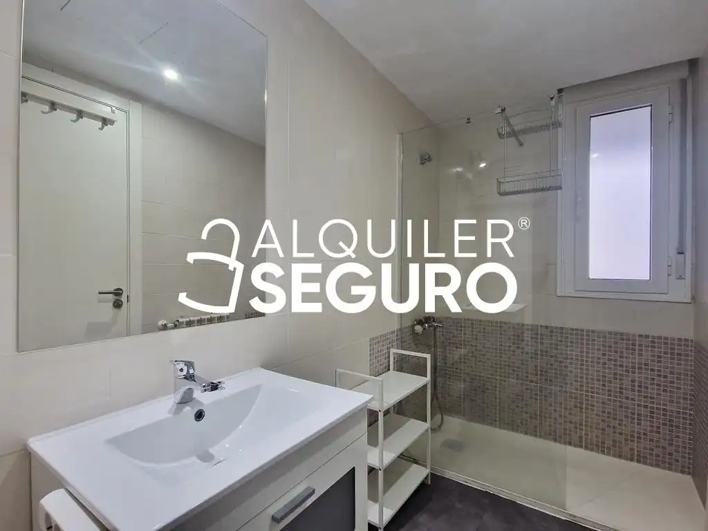 Baño de Piso de alquiler en Móstoles con Aire acondicionado, Calefacción y Terraza