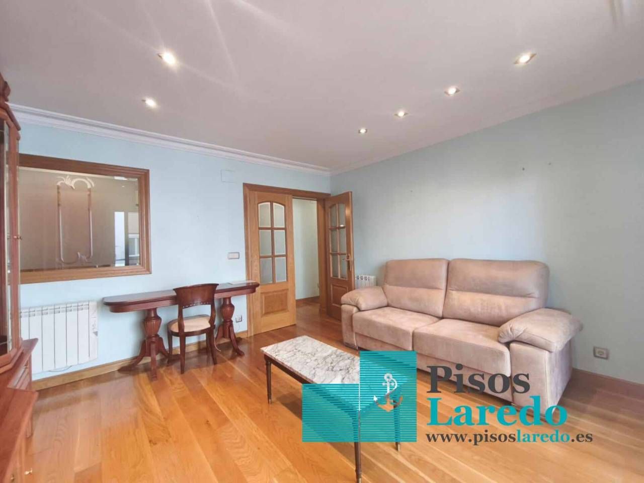 Sala de estar de Piso en venta en Laredo con Calefacción, Parquet y Terraza