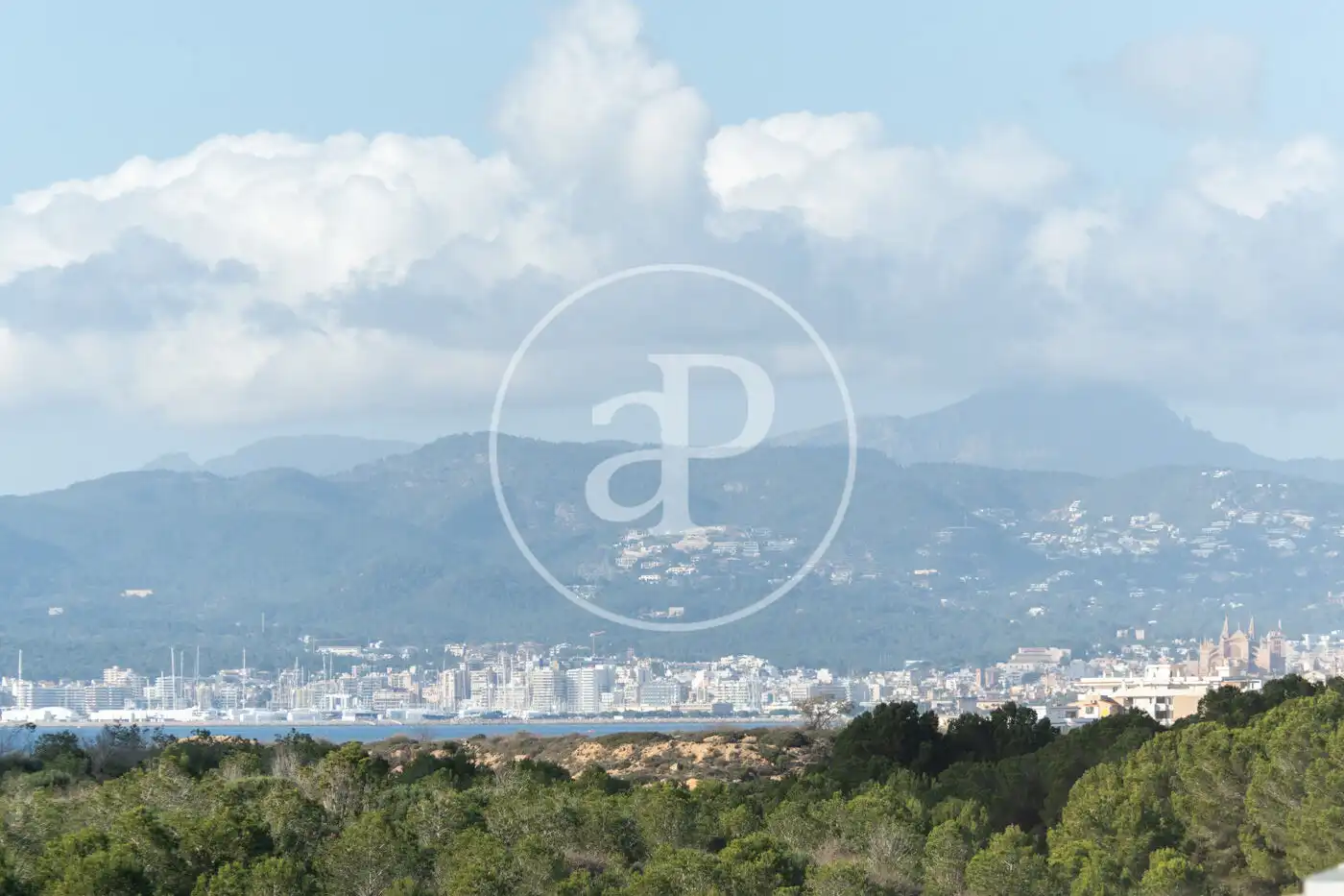 Außenansicht von Einfamilien-Reihenhaus zum Verkauf in  Palma de Mallorca mit Klimaanlage, Heizung und Privatgarten
