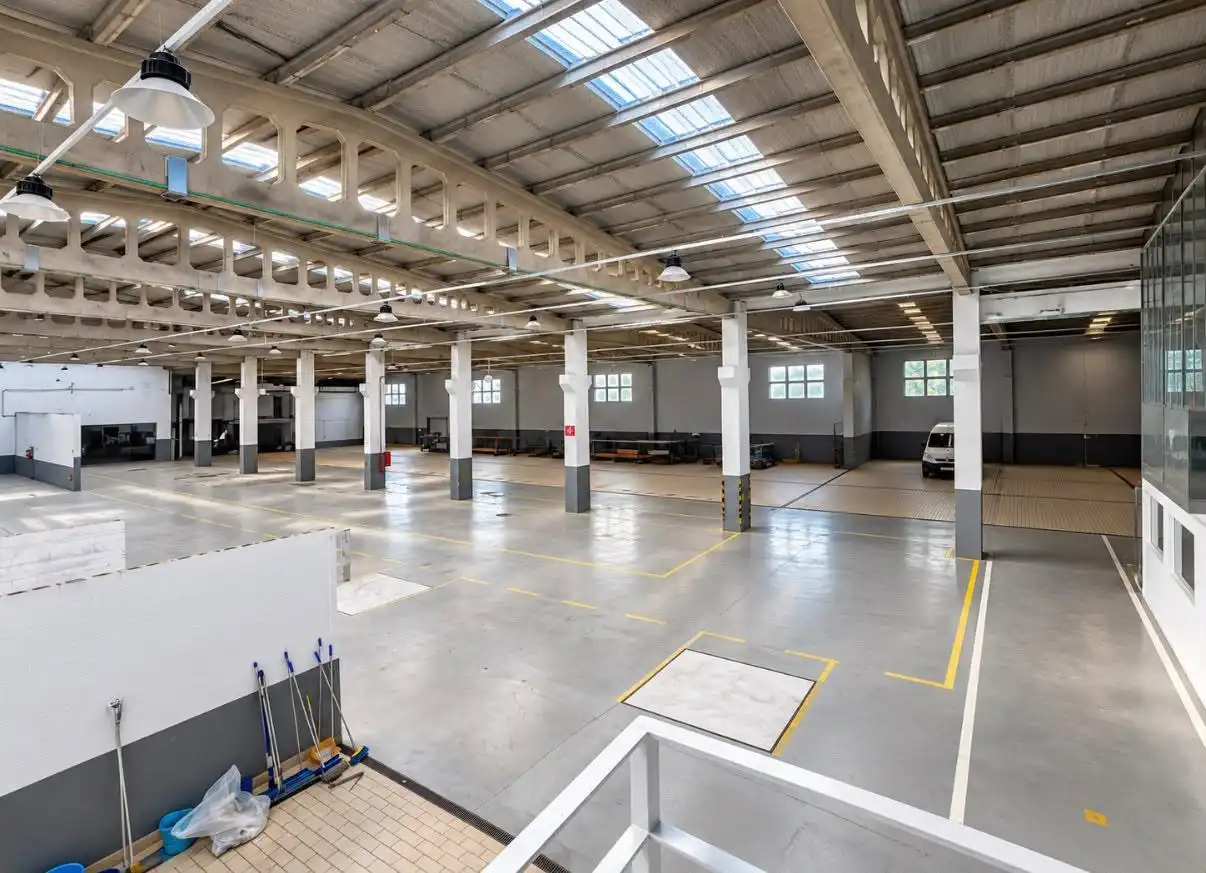 Parkplatz von Fabrikhallen zum Verkauf in Oseiro