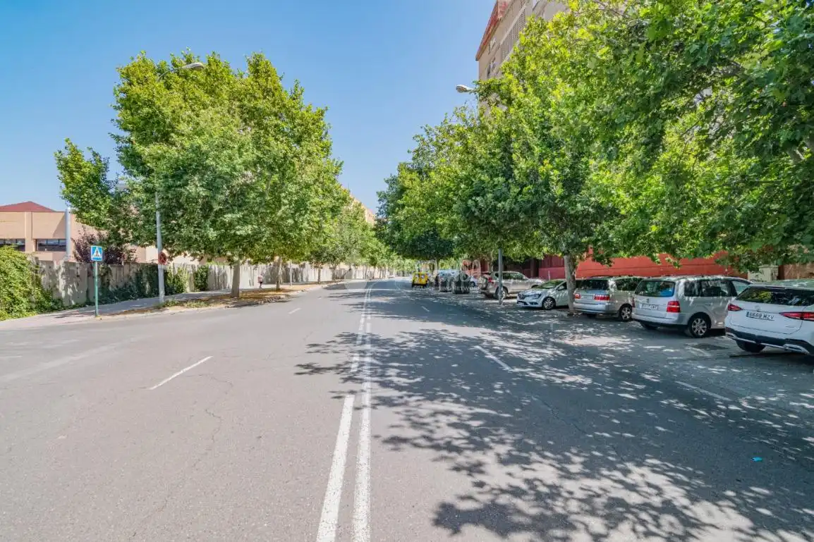 Vista exterior de Pis en venda en Granada amb Aire condicionat