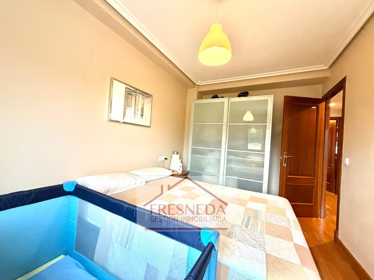 Dormitori de Casa adosada en venda en Siero amb Calefacció, Jardí privat i Parquet