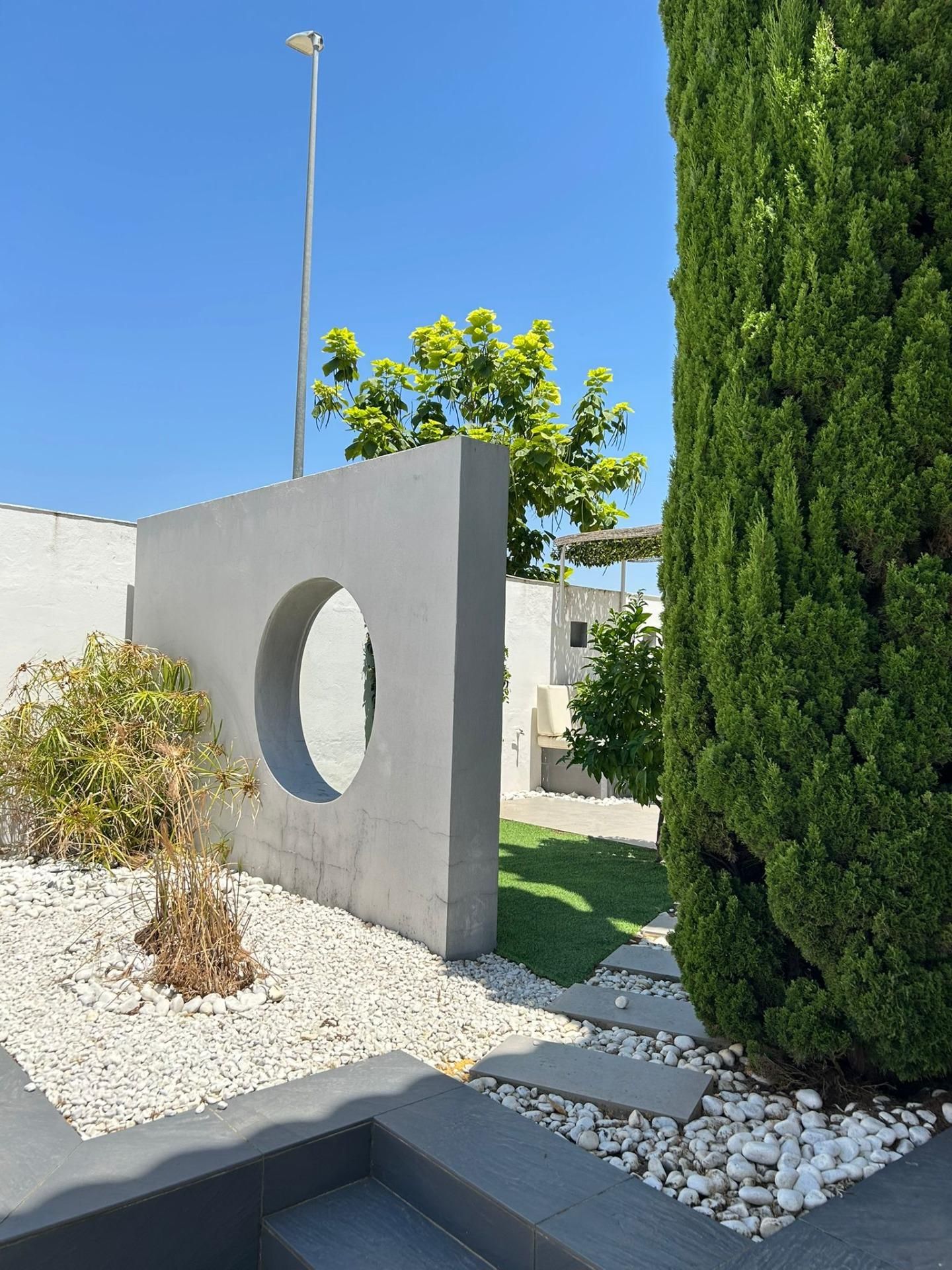 Exterior view of Single-family semi-detached for sale in Palomares del Río  with Air Conditioner, Heating and Private garden