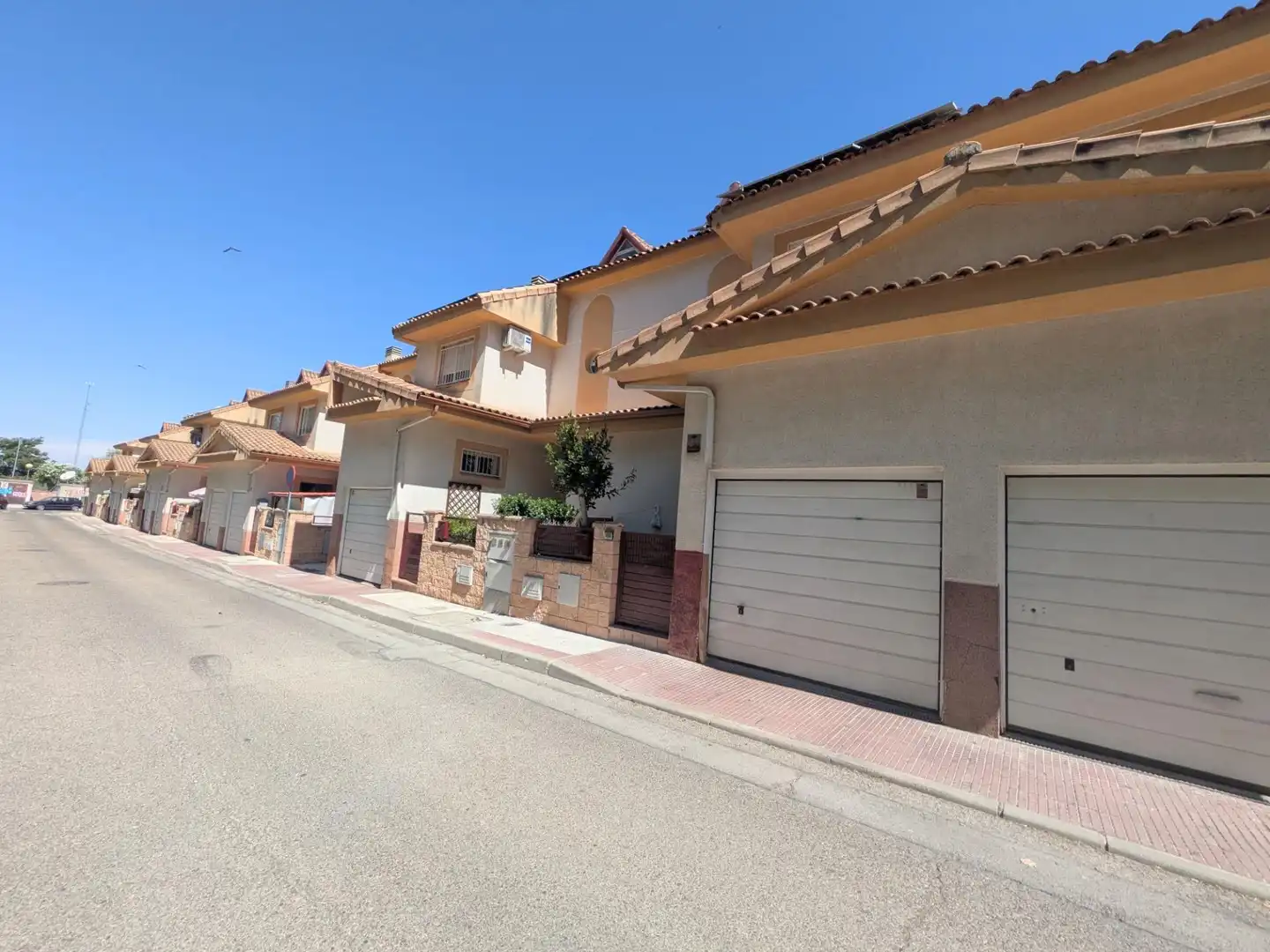 Vista exterior de Casa adosada en venda en Villalbilla amb Piscina comunitària
