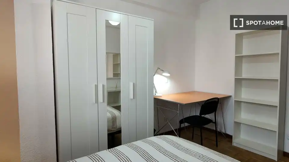 Habitación de Piso de alquiler en Alcalá de Henares con Aire acondicionado, Calefacción y Amueblado