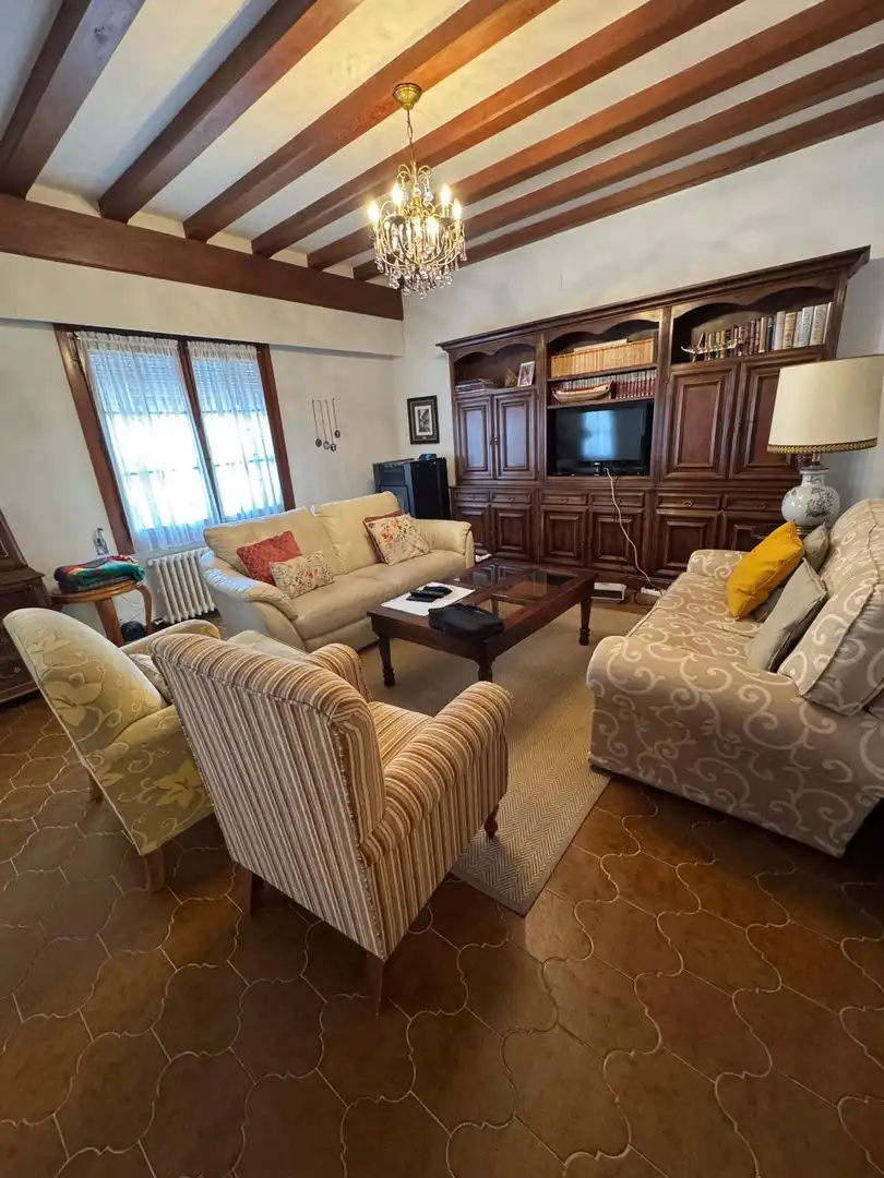 Sala d'estar de Casa o xalet en venda en Madrigal de las Altas Torres amb Calefacció