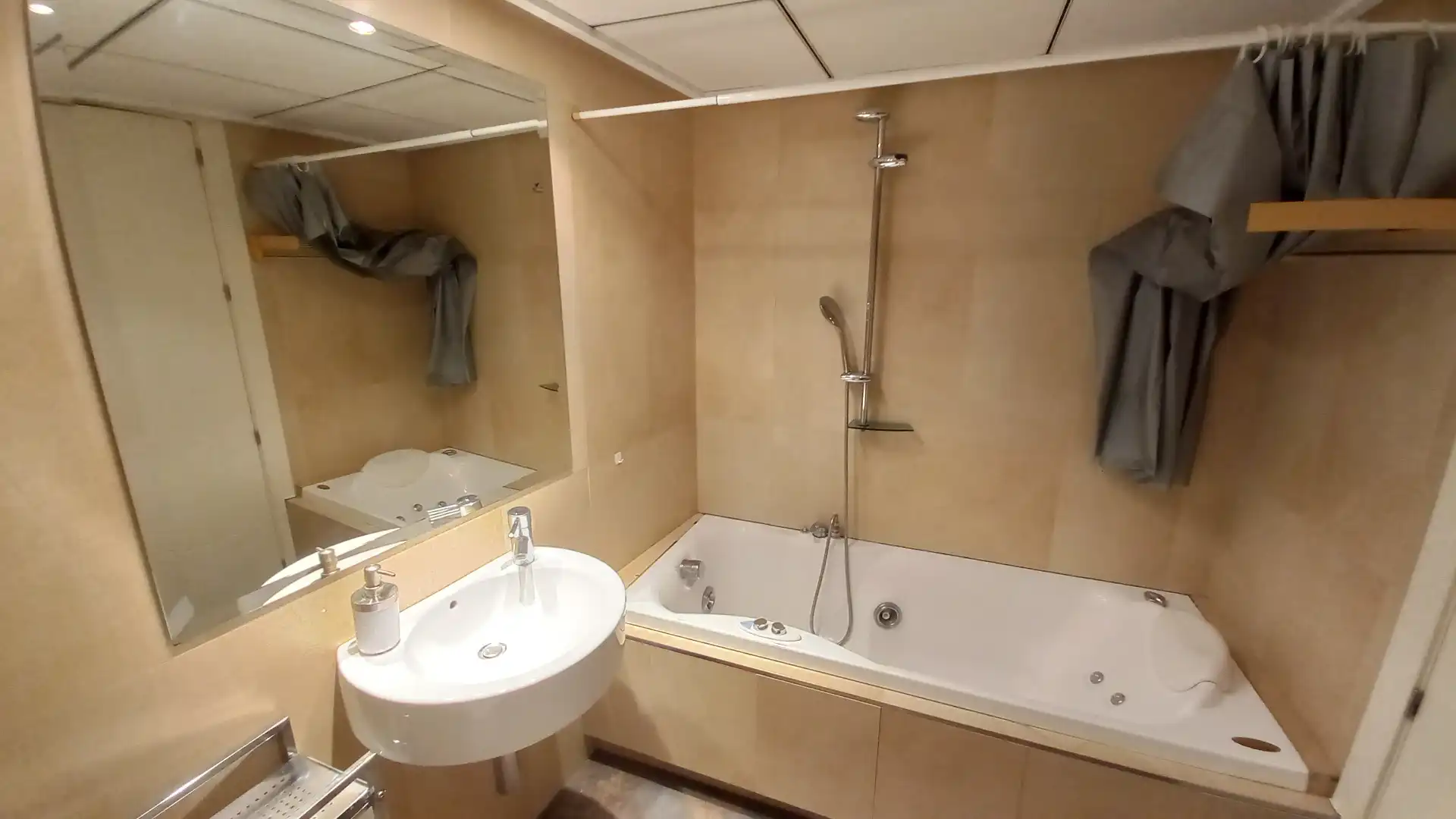 Baño de Apartamento de alquiler en Albacete con Aire acondicionado, Calefacción y Parquet