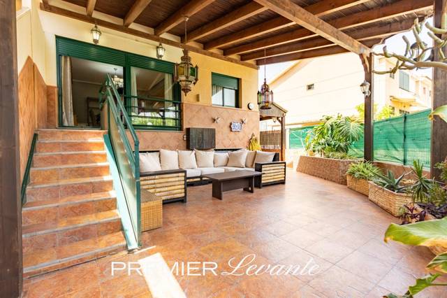 Casa adosada en Venta en Calle ENRIC VALOR en Alicante Golf