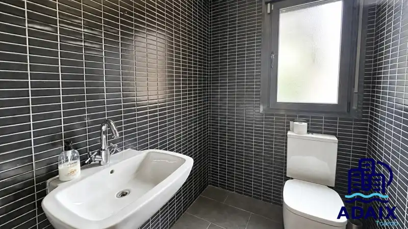 Bathroom of Houses for sale in Layos  with Air Conditioner, Heating and Terrace