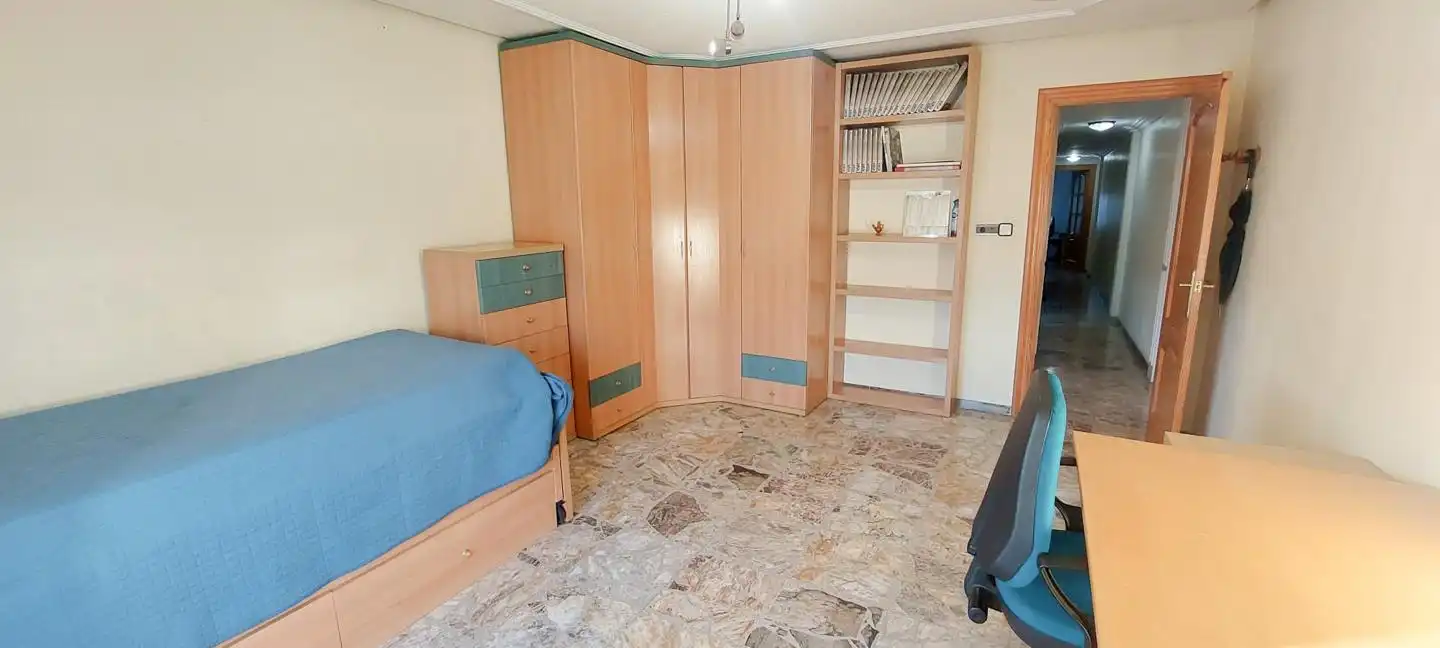 Habitación de Piso de alquiler en Elche / Elx con Amueblado y Balcón